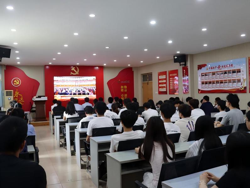 学院组织师生集中收看庆祝中国共...