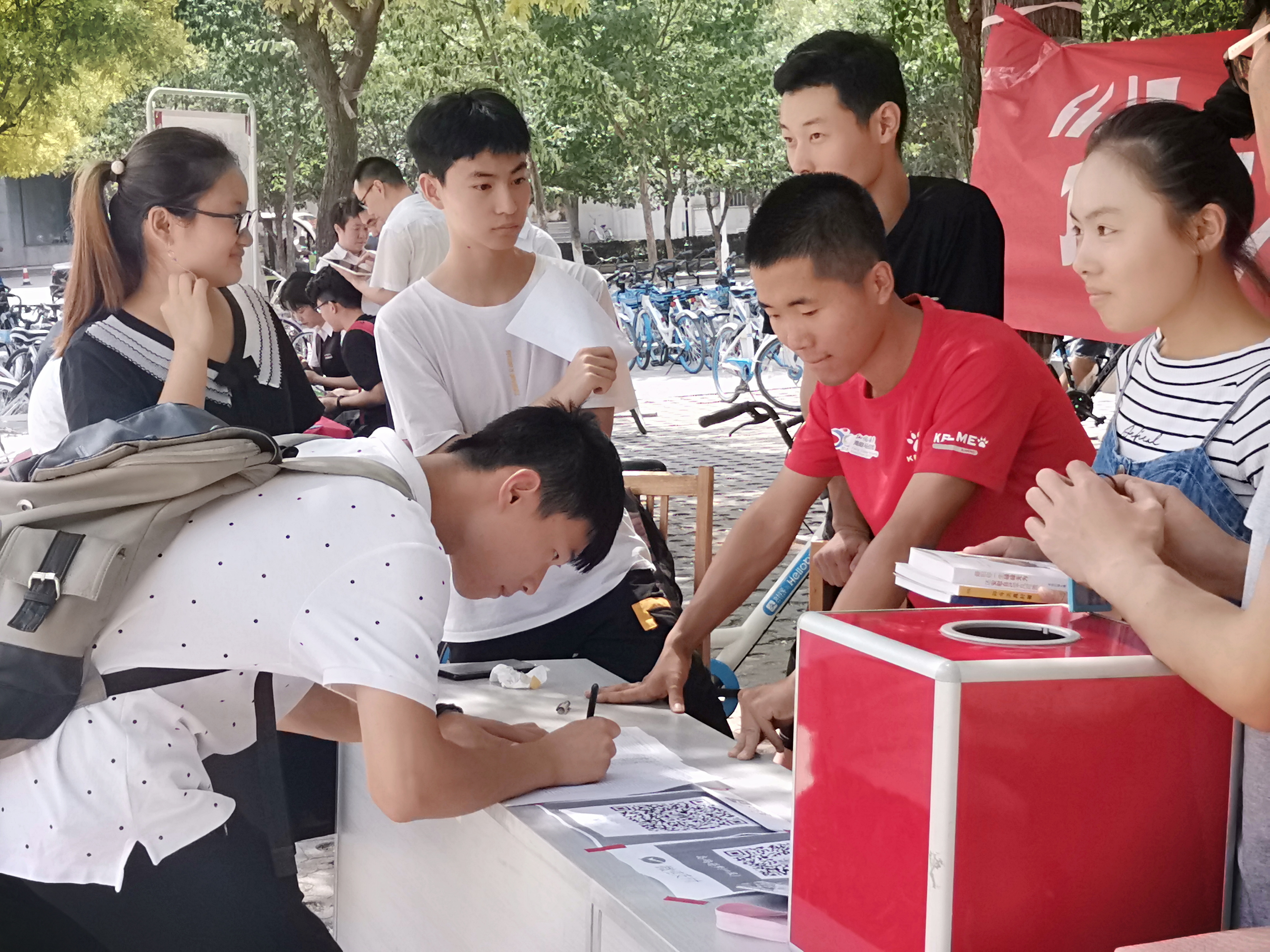 我院"播种希望"实践团举行爱心募捐活动